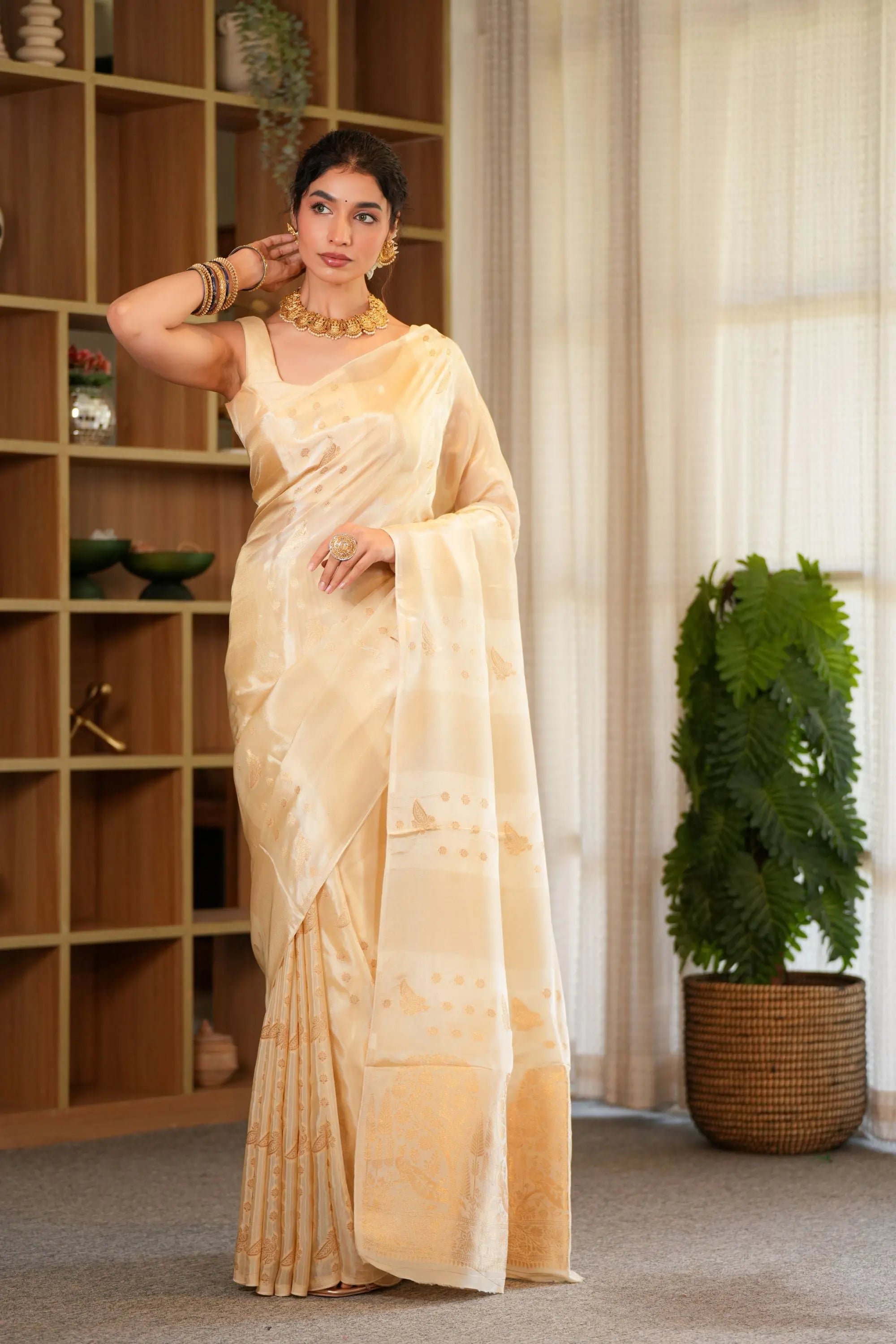 Image of Aarini: Silk blend saree with contrast blouse piece Sathiraa Sarees