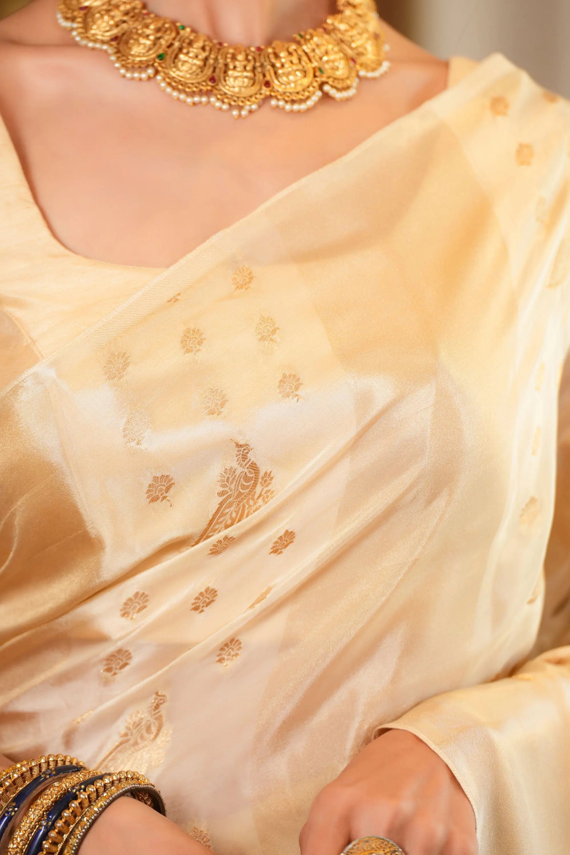 Image of Aarini: Silk blend saree with contrast blouse piece Sathiraa Sarees
