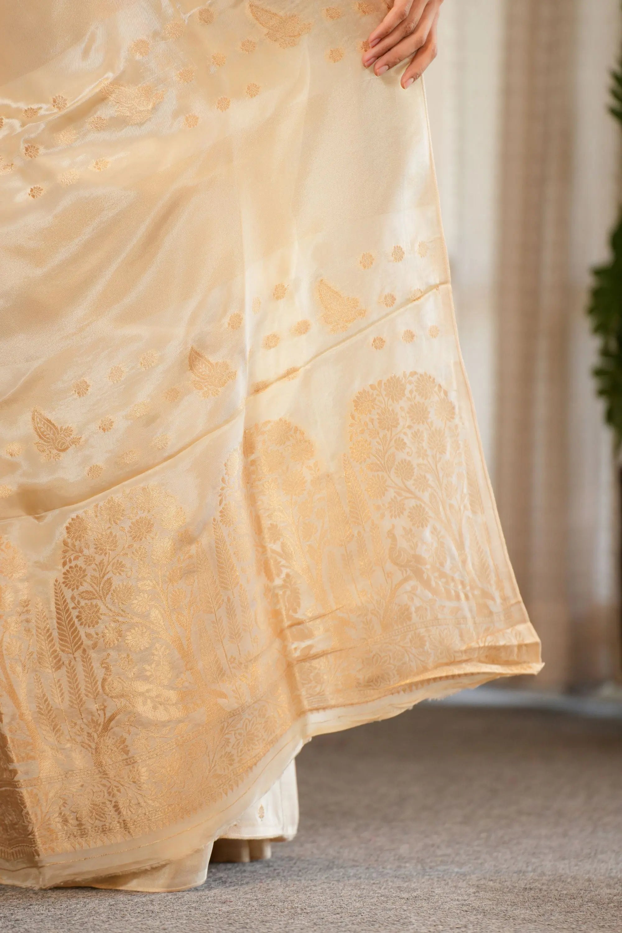 Image of Aarini: Silk blend saree with contrast blouse piece Sathiraa Sarees