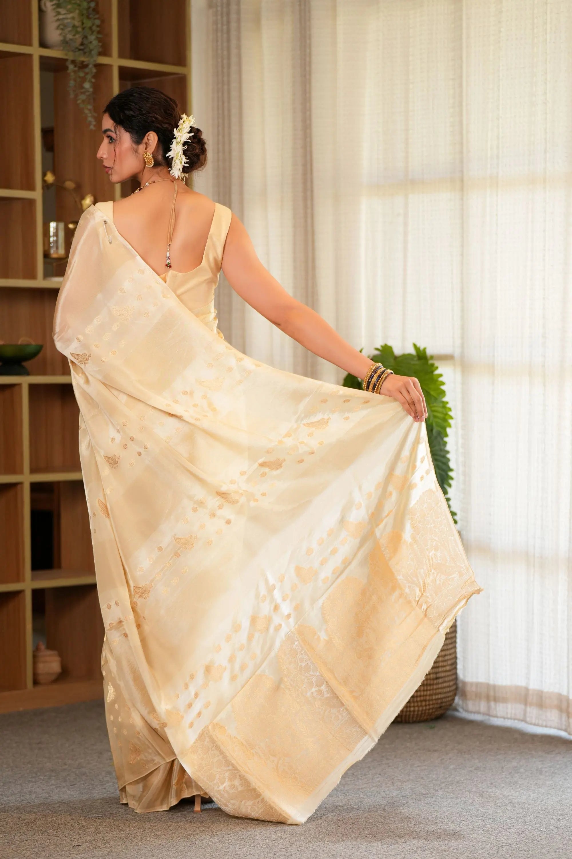Image of Aarini: Silk blend saree with contrast blouse piece Sathiraa Sarees